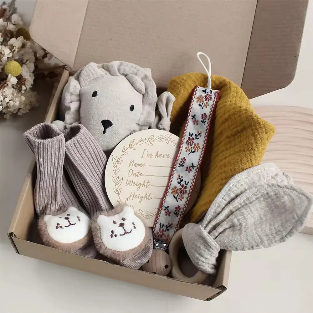 Hot Sale Muslin Baby Animal Head Stuffed Bunny Lion Comforter Toy Wooden Milestone Teether Baby Gift Set